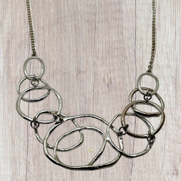 None Jewelry - Vintage Elegant Silver Tone Abstract Circle Necklace